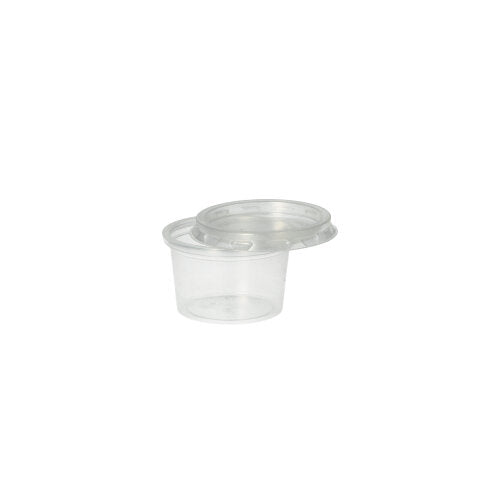 Ein Starpak Portionsbecher mit einem transparenten Starpak 50 Deckel für Portionsbecher (PP, rund Ø 4,6 cm) liegt auf einem schlichten weißen Hintergrund, der durchsichtige Deckel liegt teilweise abgewinkelt auf dem Becher.