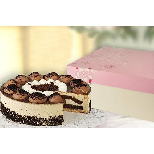 Eine runde Schokoladen-Sahne-Torte liegt auf weißer Spitze neben einem Tortenkarton (30x30x13 cm, 15er-Packung) der PAPSTAR GmbH, weiss/rosa „Lovely Flowers“ – ideal für eine elegante Präsentation von Torten.