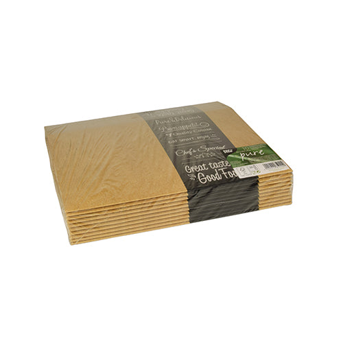 Ein Stapel PAPSTAR 10 Transport- und Catering-Kartons „pure“ eckig der PAPSTAR GmbH aus recycelbaren Materialien ist in transparente Folie eingewickelt und mit einem schwarz-grünen Etikett versehen. Die rechteckigen Kartons sind übersichtlich angeordnet und werden aus der Perspektive betrachtet.
