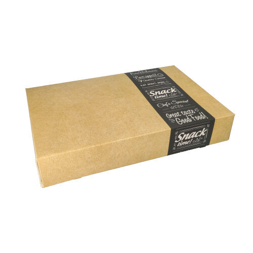 Ein rechteckiger, geschlossener, brauner PAPSTAR 10 Transport- und Catering-Karton „pure“ eckig der PAPSTAR GmbH aus recycelbaren Materialien mit einem schwarz-weißen „Snack time! Great Taste Good Food!“-Etikett schräg oben auf weißem Untergrund.