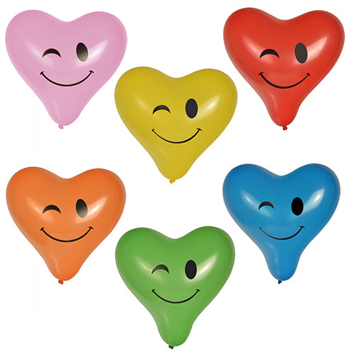Sechs große, herzförmige Luftballons "Heart - Blinky" (28 cm) der PAPSTAR GmbH, sortiert in Pink, Rot, Gelb, Orange, Grün und Blau mit schwarzen, zwinkernden Smileys; angeordnet in zwei Dreierreihen. 6er-Pack.