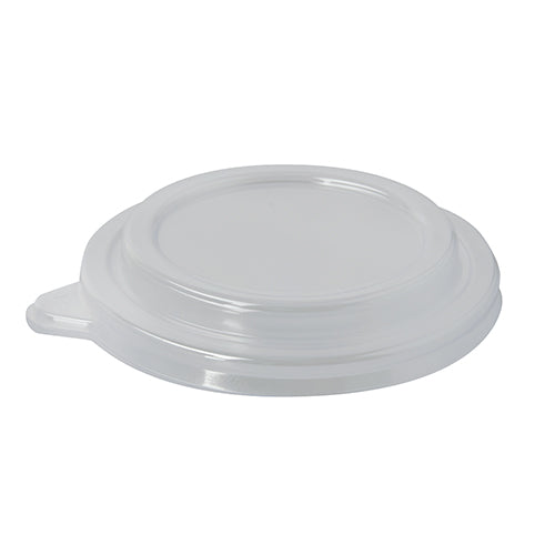 Der Starpak 50 Deckel für Salatschalen, PS "To Go" Ø 12,5 cm · 2,1 cm klar (50 Stück) ist ein transparenter, runder Deckel mit seitlicher Lasche, perfekt für Salatschüsseln oder To-Go-Behälter. Fotografiert auf schlichtem weißem Hintergrund.