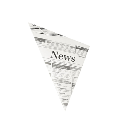 Eine dreieckige PAPSTAR 1000 Spitztüte der PAPSTAR GmbH zeigt einen schwarz-weißen Zeitungsdruck mit "News" im oberen Bereich. Dieser fettdichte Pergament-Ersatz eignet sich hervorragend als Pommes-Verpackung in der Gastronomie, alles vor einem schlichten weißen Hintergrund.