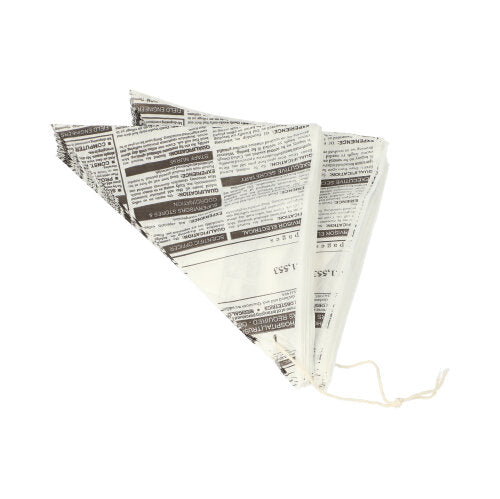 Die PAPSTAR GmbH 1000 Spitztüten, Pergament-Ersatz, fettdicht sind gefaltete Dreieckstüten in Anlehnung an Zeitungstüten, die an einer Ecke mit einer Kordel versehen sind und auf weißem Grund stehen.