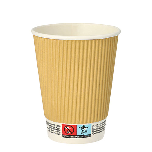 Ein einzelner PAPSTAR 25 Trinkbecher „To Go“ Ripple Wall Einweg-Pappbecher der PAPSTAR GmbH aus brauner Wellpappe mit weißem Rand und Warn-/Materialetiketten am Boden steht aufrecht auf einem schlichten weißen Hintergrund.