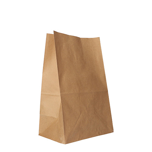 Ein PAPSTAR 250 Blockbodenbeutel aus braunem Kraftpapier von PAPSTAR GmbH steht aufrecht mit leicht geneigten Seiten und offenem Rand auf weißem Hintergrund – eine umweltfreundliche Wahl für den Alltag.