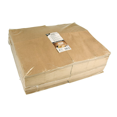 Ein Stapel PAPSTAR 250 Blockbodenbeutel aus braunem Kraftpapier der PAPSTAR GmbH, sauber in klarer Plastikfolie eingeschweißt und mit einem weiß-schwarzen Etikett mit allen wichtigen Produktinfos versehen.