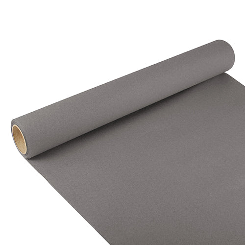 Ein teilweise ausgerollter Tischläufer der PAPSTAR GmbH, Tissue „ROYAL Collection“ (3 m x 40 cm), mit elegantem Design, liegt auf einer weißen Fläche und gibt den Blick auf die braune Pappröhre in seiner Mitte frei.