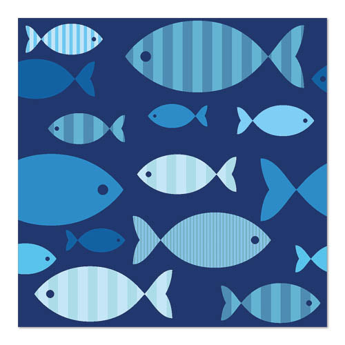 PAPSTAR 20 Servietten, 33x33 cm, 3-lagig von PAPSTAR GmbH im Design Set 6 zeigen verschiedene große blaue Fische mit Streifen und Unifarbe auf dunkelblauem Hintergrund - kreativ überlappend und locker angeordnet.
