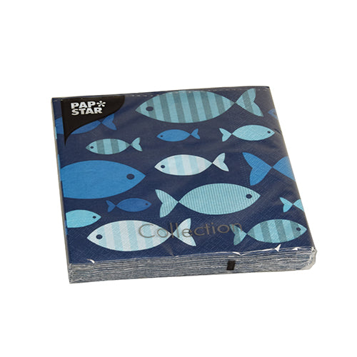 Eine Packung PAPSTAR 20 Servietten (33x33 cm, 3-lagig, 1/4 Falz, Design Set 6) der PAPSTAR GmbH ist in Plastik verpackt und zeigt ein verspieltes blaues Fischmuster. Der Schriftzug "PAPSTAR" erscheint in der linken oberen Ecke.