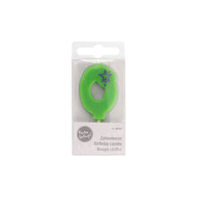 Die grüne Mini-Zahlenkerze der PAPSTAR GmbH mit 6,8 cm Durchmesser und der Zahl Null hat ein violettes Sterndesign und wird in einer transparenten Schachtel mit der mehrsprachigen Aufschrift „Geburtstagskerze“ geliefert – ideal für Ihre Geburtstagsdekoration.