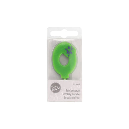 Die grüne Mini-Zahlenkerze der PAPSTAR GmbH mit 6,8 cm Durchmesser und der Zahl Null hat ein violettes Sterndesign und wird in einer transparenten Schachtel mit der mehrsprachigen Aufschrift „Geburtstagskerze“ geliefert – ideal für Ihre Geburtstagsdekoration.
