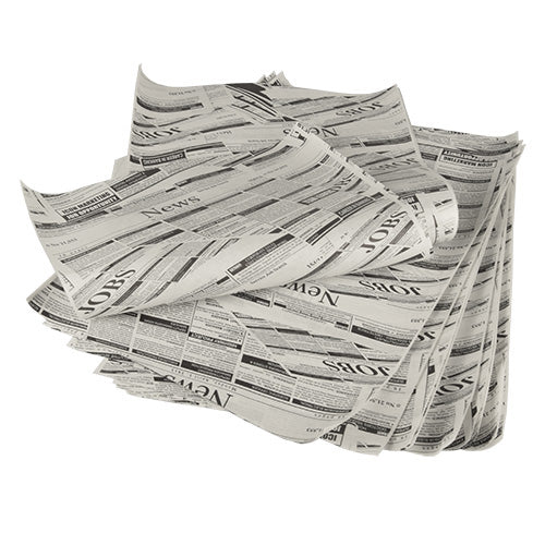 Ein Stapel PAPSTAR 5 Einschlagpapiere „Newsprint“ der PAPSTAR GmbH (3cm x 2cm) mit der Aufschrift „NEWS“ und „JOBS“ liegt auf einem weißen Untergrund, der an traditionelle Verpackungspapiere erinnert.