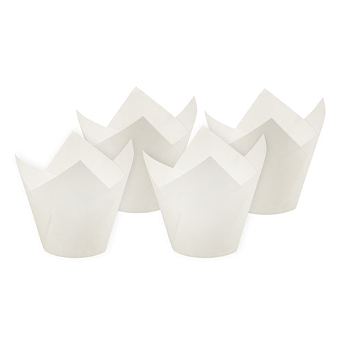Vier weiße PAPSTAR Tulip Backförmchen Muffin- & Cupcake-Förmchen (Ø 5 cm, 8,5 cm hoch) stehen aufrecht und bilden mit ihren spitzen Enden eine kronenartige Form – perfekt für die stilvolle Präsentation Ihrer Backwaren.