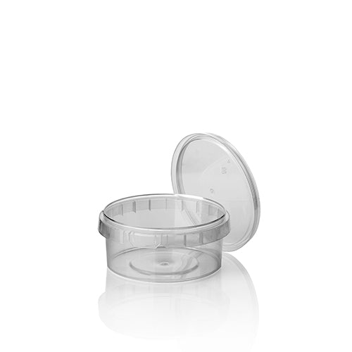Der Starpak 36 Feinkostbecher ist ein klarer, runder 240 ml PP-Behälter (Ø 9,5 cm, Höhe 5,6 cm) mit Originalitätsverschluss und Schrumpffolie, geöffnet abgebildet mit dem passenden, seitlich geneigten Deckel auf weißem Untergrund.