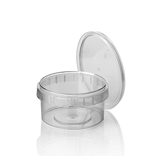 Ein transparenter, runder Starpak 40 Feinkostbecher (PP, 480 ml, Ø 11,8 cm · 7 cm) mit passendem Deckel und optionalem Originalitätsverschluss steht auf einer weißen Fläche – ideal zur sicheren Aufbewahrung von Feinkostartikeln. 40 Stück.