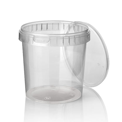 A transparent, round Starpak 30 deli cup (770 ml, Ø 11.8 cm) with an originality closure is shown slightly open on a white background, with a subtle reflection underneath. Contents: 30 food-safe PP cups with shrink wrap.