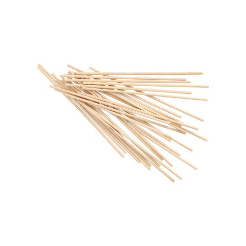 Ein Set aus 1000 PAPSTAR Holzstäben „pure“, Ø 3 mm, 15 cm, ideal für Bastelarbeiten und kreative Kunstprojekte, verstreut auf weißem Hintergrund. Marke: PAPSTAR GmbH.