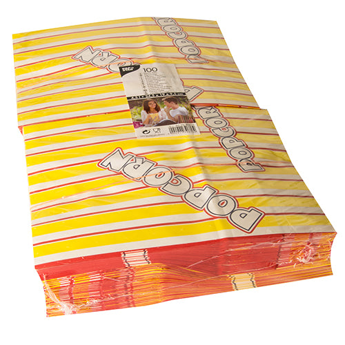 Abgebildet ist ein Stapel PAPSTAR 100 Popcorn-Tüten, gelb-rot gestreifte fettdichte Pergament-Ersatztüten mit dem schrägen Aufdruck „POPCORN“, mit einem sichtbaren Verpackungsetikett der PAPSTAR GmbH oben drauf.