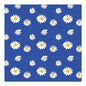 Das PAPSTAR GmbH 20 Servietten Design Set 2 zeigt ein Muster aus weißen Gänseblümchen mit gelber Mitte auf einem einfarbig blauen Hintergrund. Die 3-lagigen Servietten sind 33 x 33 cm groß und bieten abwechslungsreiche, gleichmäßig verteilte Gänseblümchen-Motive.