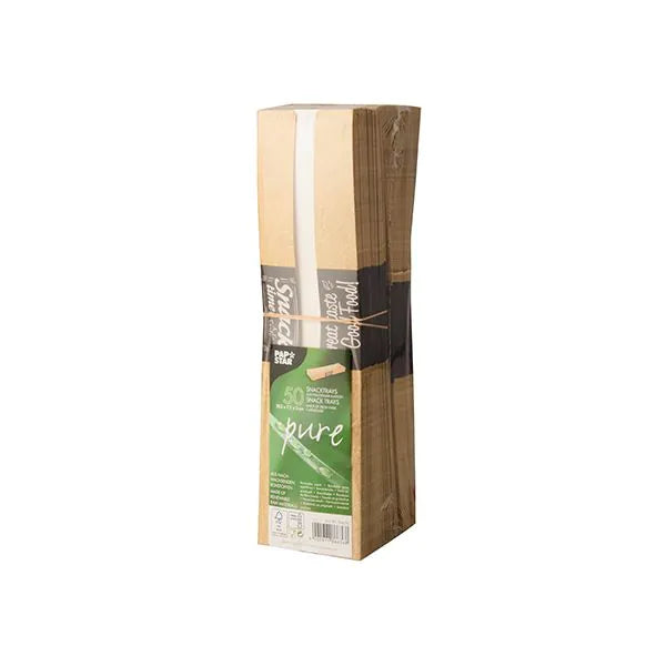 Ein Stapel von 50 Snacktrays der PAPSTAR GmbH, Pappe "pure" "Good Food", ist in einer Verpackung mit grüner und weißer Schrift gebündelt und bietet eine nachhaltige Servierlösung für Ihre Küche. Die Schalen stehen aufrecht vor einem weißen Hintergrund.