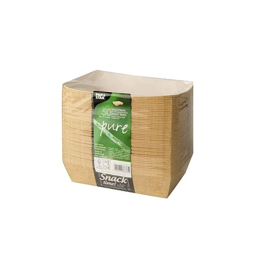 Eine Packung mit 50 PAPSTAR GmbH "pure" Good Food braun rechteckige Snacktrays aus Pappe, mit grün-weißem Label, ordentlich gestapelt und in Klarsichtfolie verpackt.