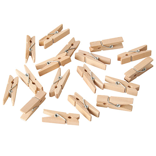 Eine verstreute Gruppe von PAPSTAR 100 Mini-Klammern, Holz 3,5 cm (von PAPSTAR GmbH), liegt auf weißem Hintergrund – perfekt für DIY-Projekte, teils geöffnet, teils geschlossen. Verpackung: Papptray mit 100 Stück.