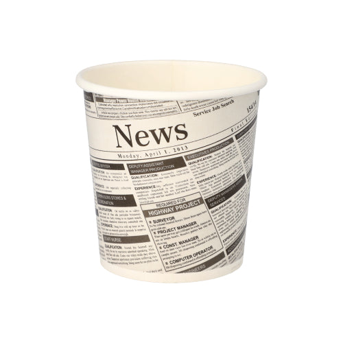 Der Starpak 50 Snackbecher „To Go“ aus stabiler Pappe (470ml, Ø 9,9cm) im Newsprint-Design mit schwarzen Headlines auf Weiß werden leer auf weißem Hintergrund präsentiert.