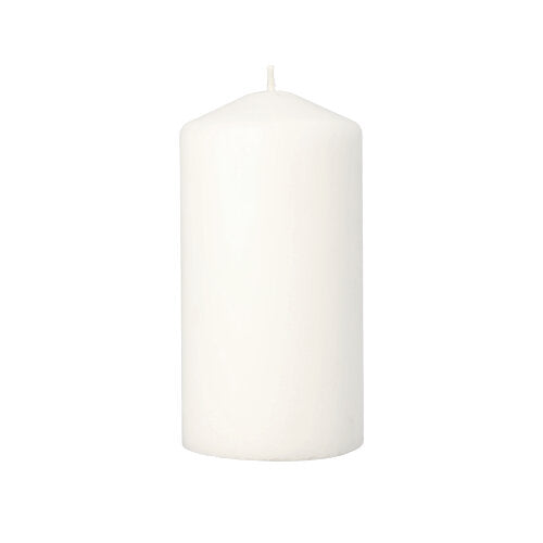 Die Starpak Stumpenkerze Ø 80 mm · 150 mm in Weiß (1 Stück) steht aufrecht mit flachem Boden und dezent spitzer Spitze – ein elegantes Wohnaccessoire für jede Umgebung.