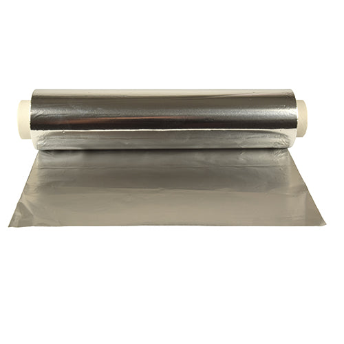 Eine Rolle Starpak Alufolie lose von Starpak, teilweise abgerollt, um die glänzende Metallfolie auf einer weißen Oberfläche freizugeben – ideal für Lebensmittelverpackungen.