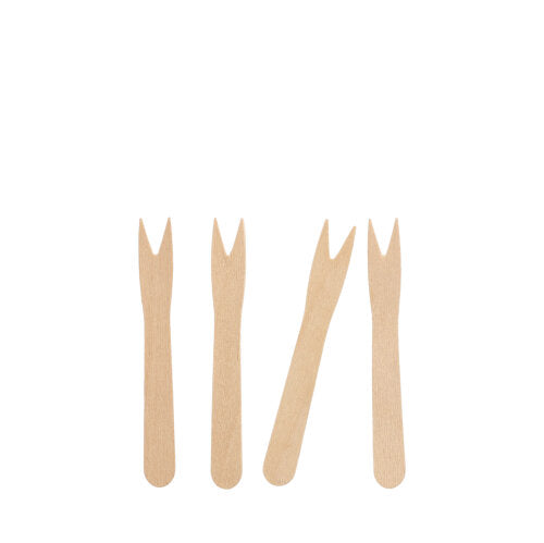 Vier PAPSTAR „pure“ Pommes-Frites-Gabeln aus Holz (8,5 cm) stehen aufrecht vor weißem Hintergrund und betonen mit ihrem natürlichen Material die nachhaltige Qualität des 50er-Beutels der PAPSTAR GmbH.