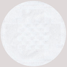 Dünne, hellgraue, diagonale Linien bilden ein geometrisches Rautenmuster auf dem weißen PAPSTAR Papiertischtuch mit Damastprägung (50 m Rolle) und verleihen diesem Tischtuch der PAPSTAR GmbH seine elegante, strukturierte Optik.