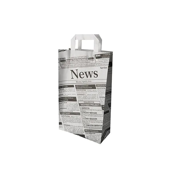 Die umweltfreundliche PAPSTAR 50 Tragetaschen aus Papier mit Tragegriff von PAPSTAR GmbH im Design einer Zeitungsanzeige und dem Wort "News" am Rand steht vor weißem Hintergrund.