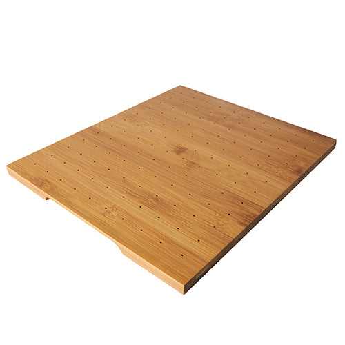 Der PAPSTAR Halter für Fingerfood-Picker aus Bambus „pure“ (25x30 cm) von PAPSTAR GmbH ist ein umweltfreundlicher Fingerfood-Halter mit regelmäßigen kleinen Löchern, präsentiert schräg vor weißem Hintergrund.