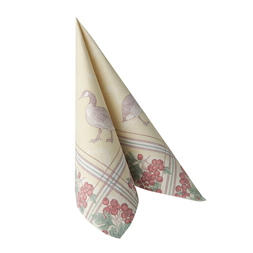 Die Serviette PAPSTAR 50 Servietten "ROYAL Collection" von PAPSTAR GmbH zeigt eine Gänse-Illustration mit roten Beeren und grünen Blättern auf cremefarbenem Hintergrund mit karierten Akzenten, gefaltet in 1/4-Falz, Größe 40 x 40 cm.