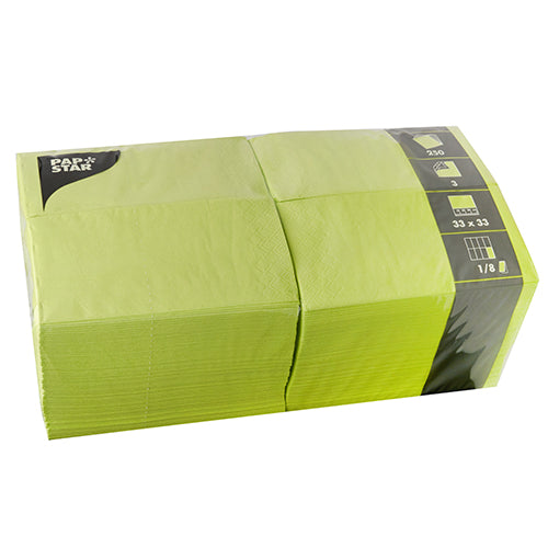 Eine versiegelte Packung PAPSTAR 250 Servietten, 3-lagig 1/8-Falz der PAPSTAR GmbH enthält 250 Servietten (33 x 33 cm) in einer durchsichtigen Kunststoffhülle mit schwarz-gelben Etikettenangaben.