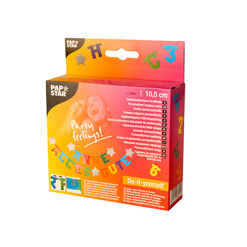 Eine farbenfrohe PAPSTAR Faltschachtel (1 Set) der PAPSTAR GmbH mit "Party Feelings!"-Schriftzug, Buchstabenbildern und einer lachenden Person. Inklusive individualisierbarer Grußkette für individuelle Dekorationen.