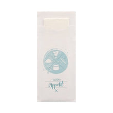 The 520 cutlery pouches (20 x 8.5 cm) from PAPSTAR GmbH are delivered with a matching 2-ply napkin (33 x 33 cm). The white cover features a light blue, circular motif with food and cutlery as well as the inscription "Guten Appetit", with the napkin partially visible inside.