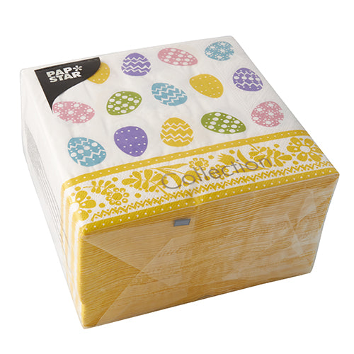 Eine Packung mit 100 PAPSTAR-Servietten im 3-lagigen 1/4-Falz (33 x 33 cm) der PAPSTAR GmbH zeigt bunte Osterei-Muster und einen gelben Blumenrand, ist in durchsichtige Folie eingewickelt und trägt in der oberen Ecke das „PAPSTAR“-Logo.