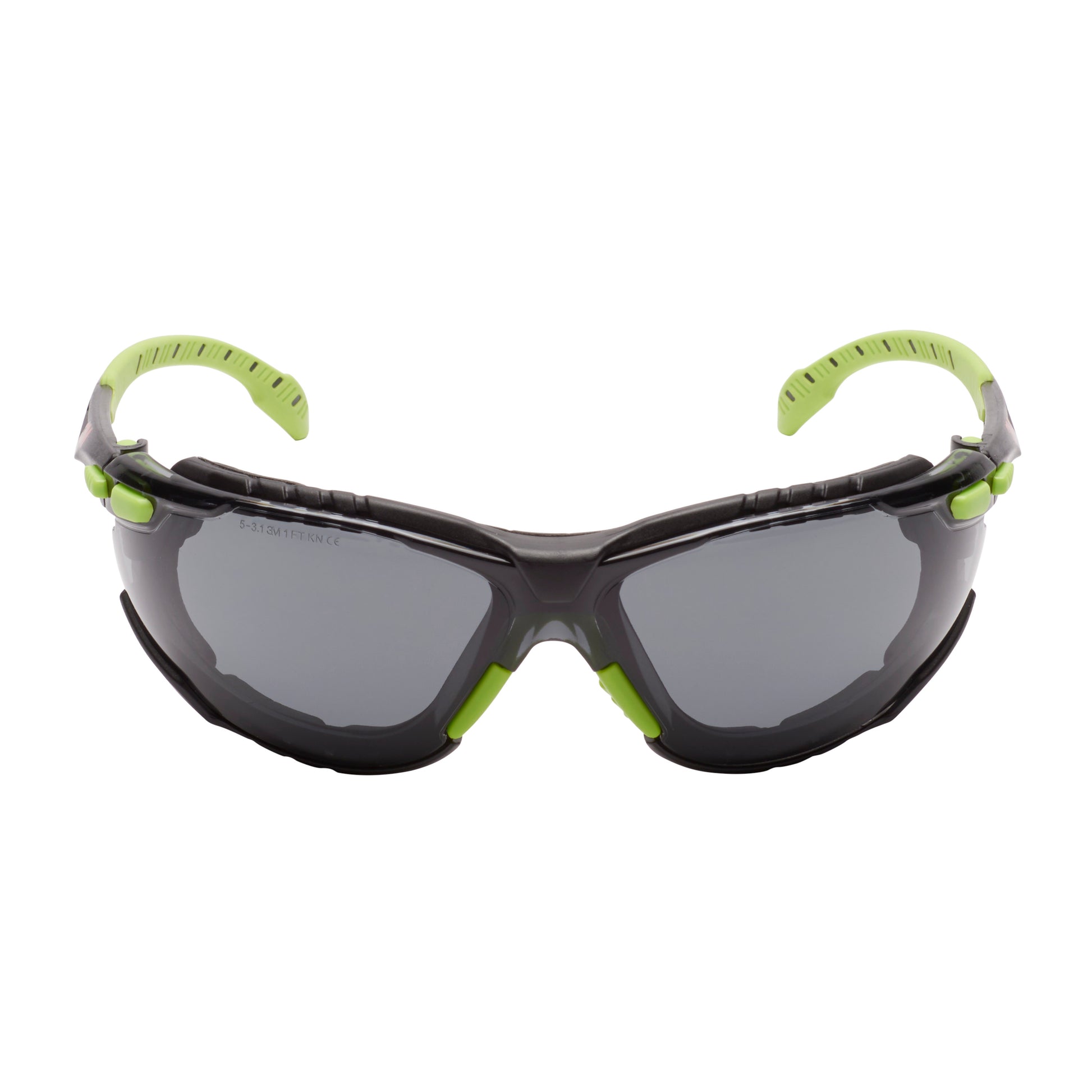 Die 3M™ Solus™ Schutzbrille 1000 von 3M Deutschland GmbH zeichnet sich durch graues Glas, grünes/schwarzes Design, Scotchgard™ Antibeschlag-Beschichtung und aufsteckbare Schaumstoffdichtung aus; abgebildet vor weißem Hintergrund.