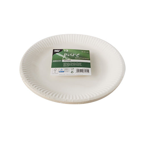 Ein Stapel PAPSTAR 12 Teller, Pappe „pure“ rund, weiss von PAPSTAR GmbH mit grün-weißem Etikett zeigt die Produktinfos zu 12 umweltfreundlichen Tellern aus recycelter Pappe.