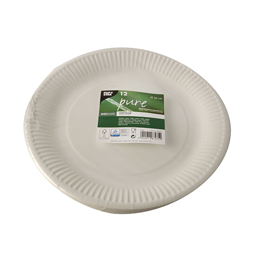 Eine Packung mit 12 runden weißen Tellern der PAPSTAR GmbH „pure“ aus Recyclingkarton mit grünem Mitteletikett und Produktinformationen. Jeder Teller ist stapelbar und hat einen leicht erhöhten, gerippten Rand.