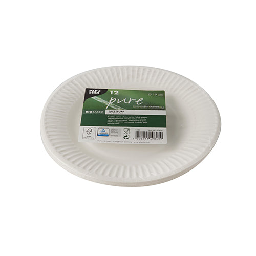 Eine Packung mit 12 runden weißen PAPSTAR „pure“-Tellern der PAPSTAR GmbH aus Recyclingkarton mit strukturiertem Rand. Diese umweltfreundlichen, biobasierten und kompostierbaren Teller tragen das grüne „pure“-Label.