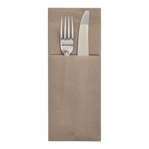 Eine silberne Gabel und ein Messer befinden sich in einer Starpak 100 Bestecktasche, Airlaid 40 cm x 48 cm mit Besteckfalz und sorgen so für ein elegantes Tischgedeck auf schlichtem weißem Hintergrund.