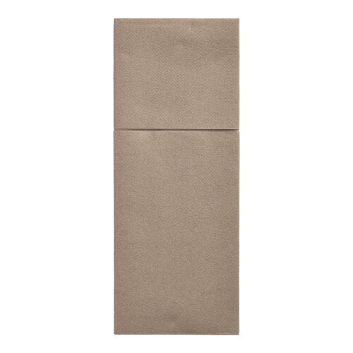 Die Starpak 100 Bestecktaschen, Airlaid 40 x 48 cm mit Besteckfalz, sind braune, rechteckige, längs gefaltete Servietten – ideal für Tischdekorationen oder als stylische Bestecktaschen.