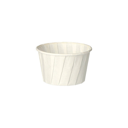Vor weißem Hintergrund ist ein PAPSTAR 100 Dressingbecher aus Papier „pure“, rund, 90 ml, Ø 6,6 cm, Höhe 4,2 cm in Weiß als hygienische Verpackung zu sehen (100 Stück, Marke: PAPSTAR GmbH).