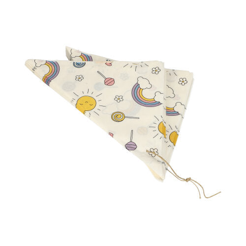 Ein gefaltetes Dreieckstuch mit Schnur, mit verspielten Sonnen-, Regenbogen-, Wolken-, Lollipop- und Blumenmustern auf Weiß, inspiriert von PAPSTAR 1000 Spitztüten Pergament-Ersatz fettdicht von PAPSTAR GmbH.