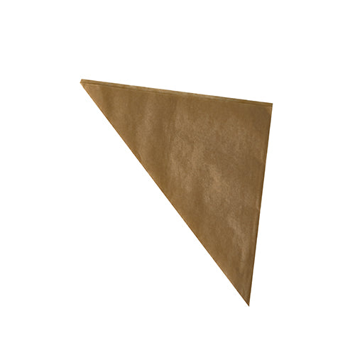 Eine einzelne PAPSTAR 1000 Spitztüten Pergament-Ersatz fettdichte Tüte von PAPSTAR GmbH, oft als Pommes Verpackung genutzt, ist diagonal zum Dreieck gefaltet und auf weißem Hintergrund isoliert.