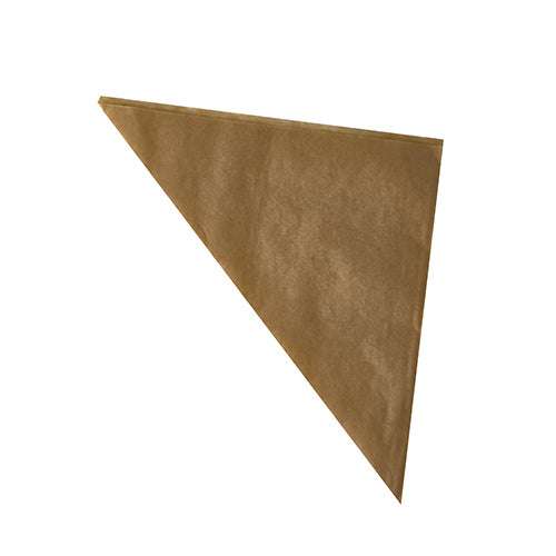 Ein einzelner PAPSTAR 1000 Spitztüten Pergament-Ersatz, fettdicht von PAPSTAR GmbH wird diagonal zu einem Dreieck gefaltet und vor einem schlichten weißen Hintergrund dargestellt.