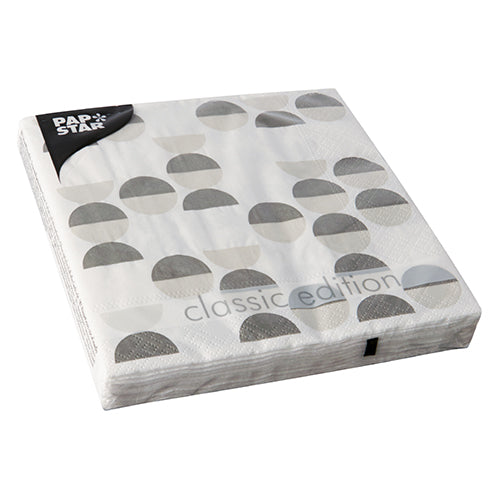 Eine Packung mit 20 PAPSTAR Servietten, 33 x 33 cm, 3-lagig, mit Halbkreismuster in grau und schwarz. Kommt in einer durchsichtigen Plastikverpackung mit der Aufschrift "PAP STAR" und "classic edition". Produkt: Design Set 2 von PAPSTAR GmbH.
